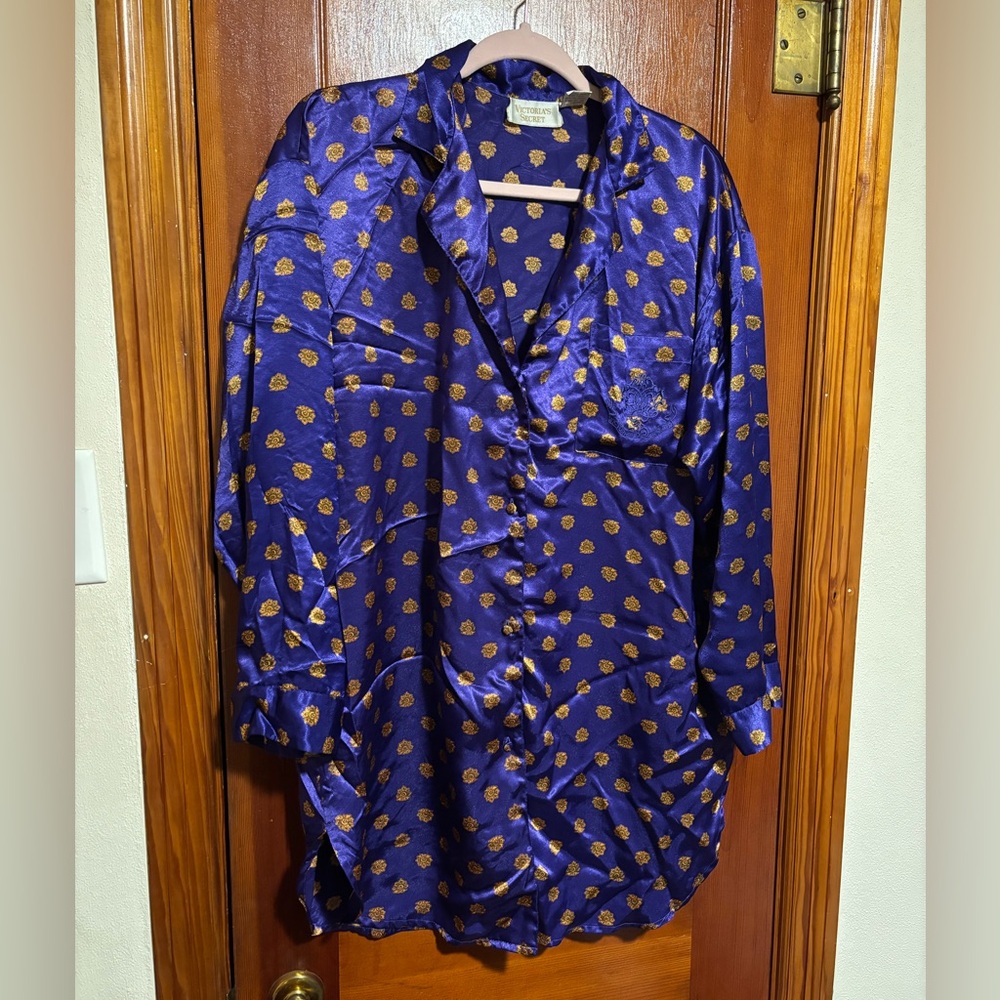 VICTORIA’S SECRET VINTAGE Women’s Purple and Gold Button Down Sleep Shirt Size M